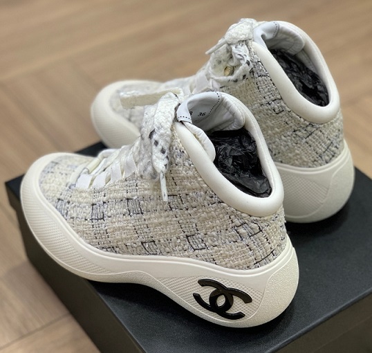 Белые кроссовки Chanel