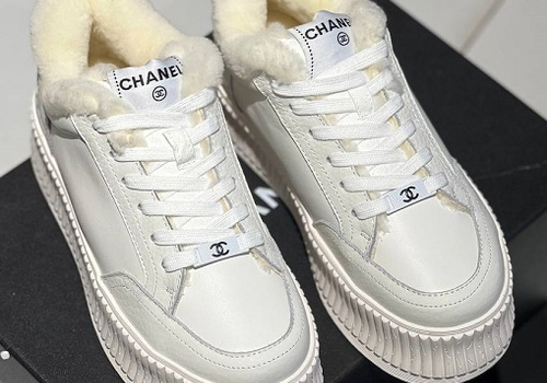 Белые зимние кроссовки Chanel с мехом