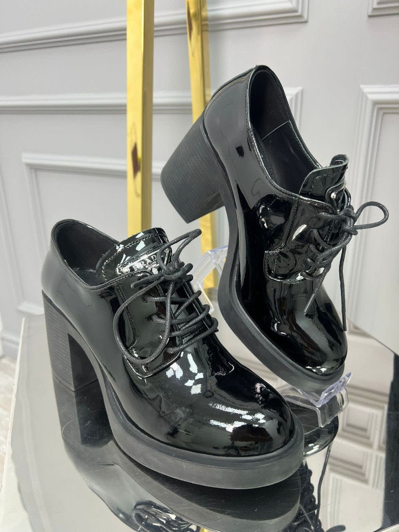 Женские кожаные лаковые черные туфли Prada
