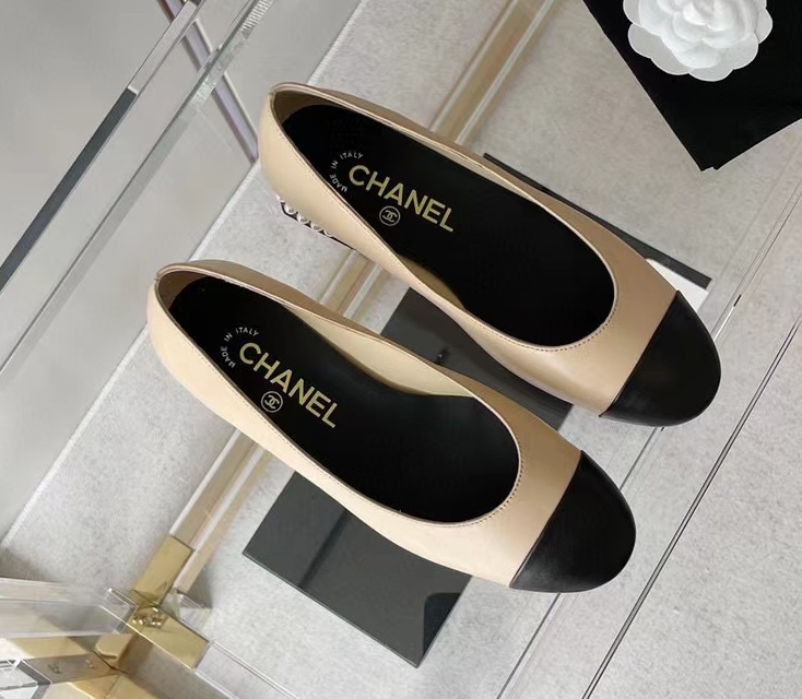 Кожаные балетки Chanel бежевые