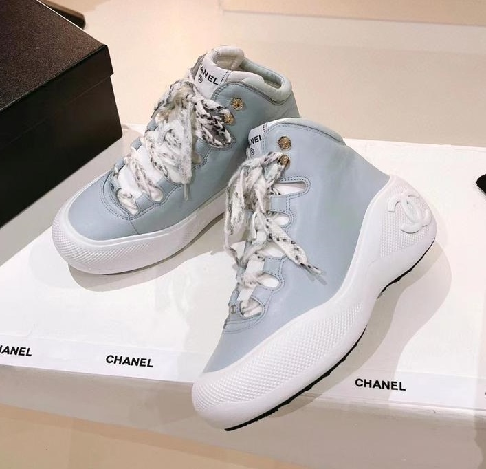 Голубые кожаные кроссовки Chanel