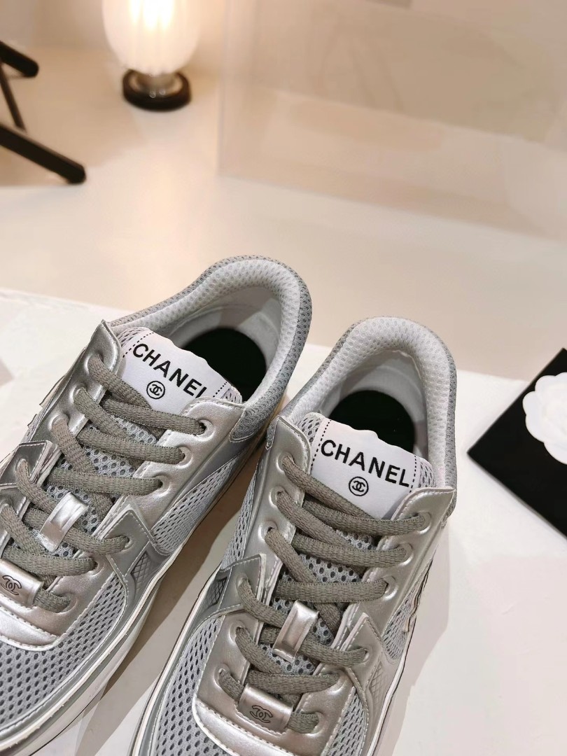 Женские кроссовки Chanel белые с серебром