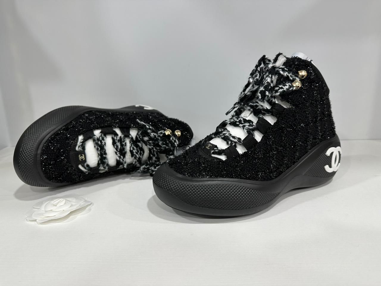 Черные твидовые кроссовки Chanel