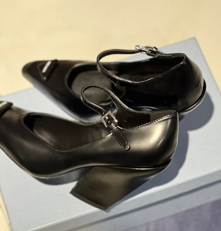 Женские кожаные туфли Prada черные лаковые