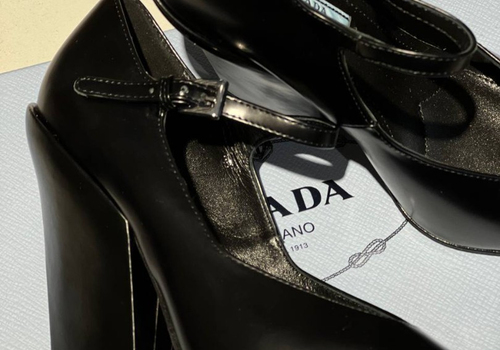 Женские кожаные туфли Prada черные лаковые