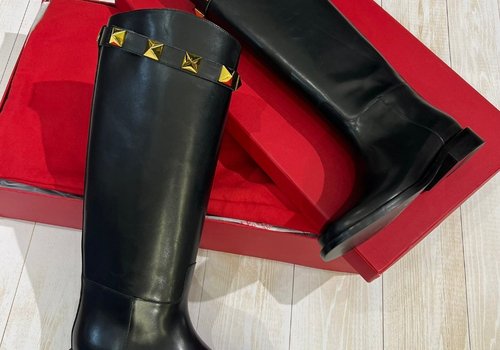 Женские кожаные сапоги Valentino Garavani черные