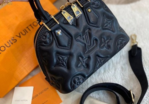 Женская черная сумка Louis Vuitton Alma BB