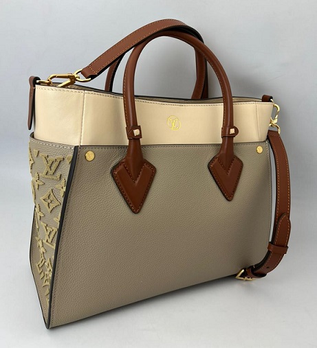 Кожаная серая сумка Louis Vuitton On My Side