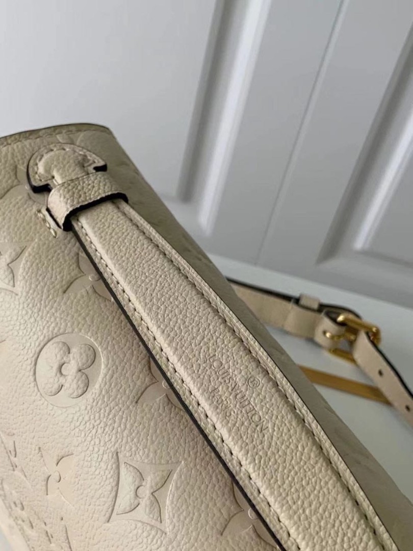 Сумка Louis Vuitton Pochette Metis молочная