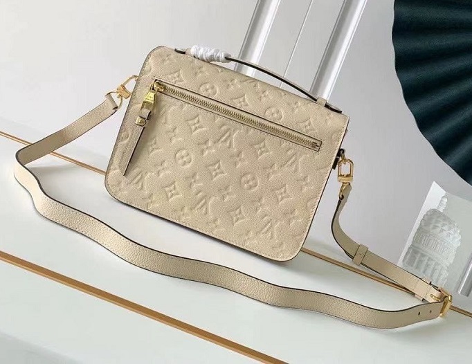 Сумка Louis Vuitton Pochette Metis молочная