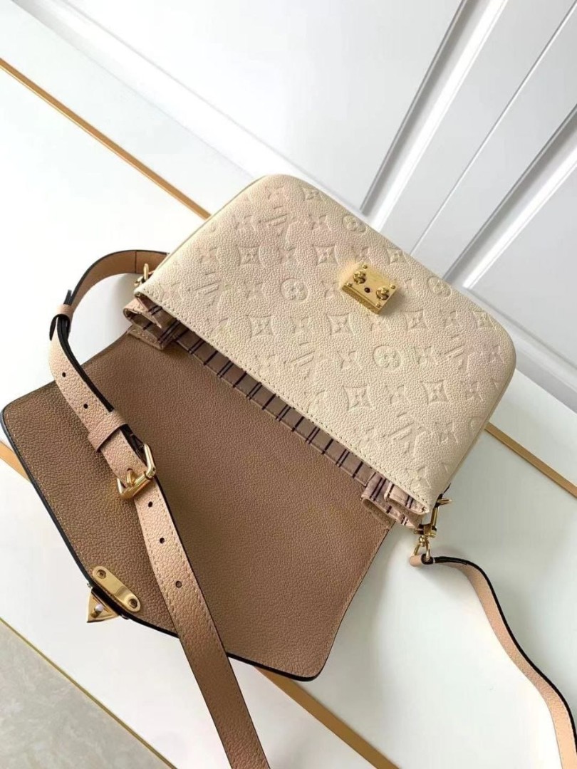 Сумка Louis Vuitton Pochette Metis молочная