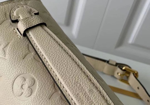 Сумка Louis Vuitton Pochette Metis молочная