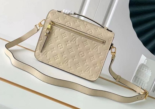 Сумка Louis Vuitton Pochette Metis молочная