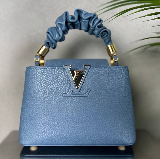 Кожаная голубая сумка Louis Vuitton Capucines BB