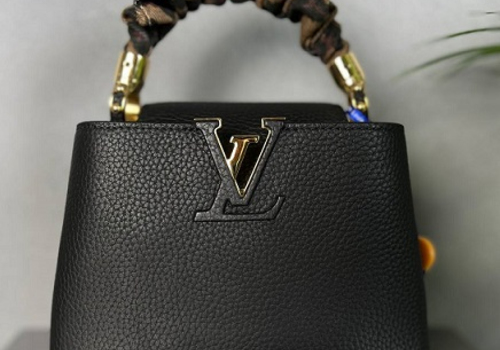 Кожаная черная сумка Louis Vuitton Capucines BB