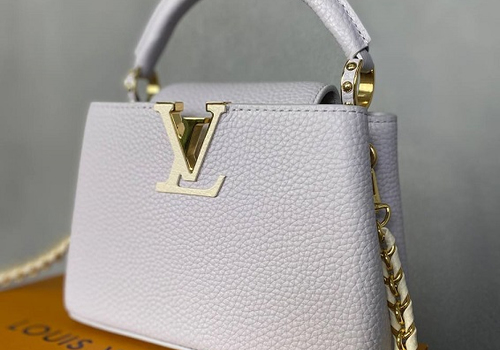 Кожаная белая сумка Louis Vuitton Capucines BB