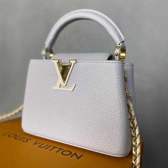 Кожаная белая сумка Louis Vuitton Capucines BB