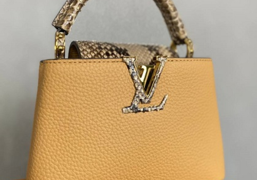 Кожаная бежевая сумка Louis Vuitton Capucines BB