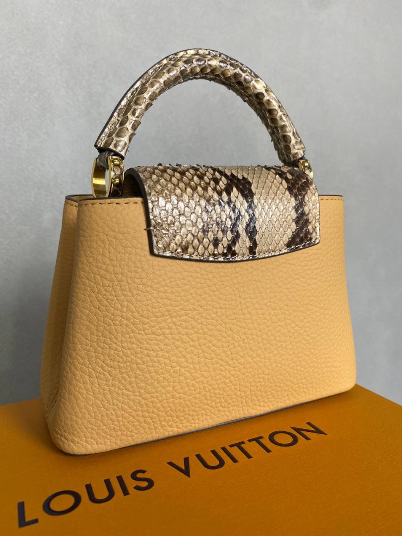 Кожаная бежевая сумка Louis Vuitton Capucines BB