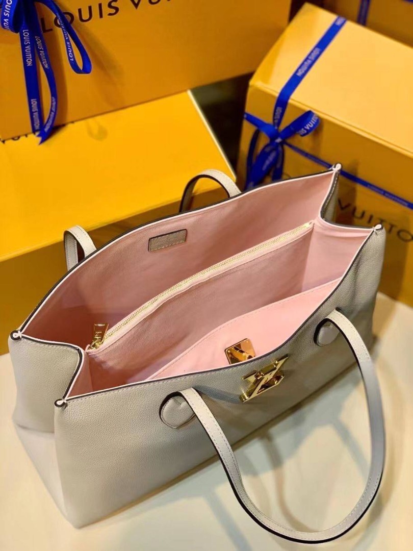 Кожаная сумка Louis Vuitton Lockme Shopper