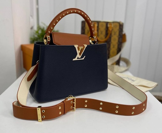 Кожаная черная сумка Louis Vuitton Capucines BB