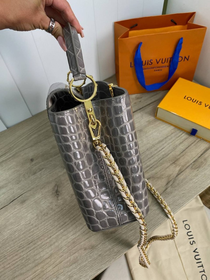 Кожаная серая сумка Louis Vuitton Capucines BB