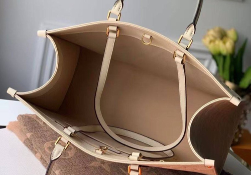 Женская кожаная сумка Louis Vuitton Onthego GM молочная