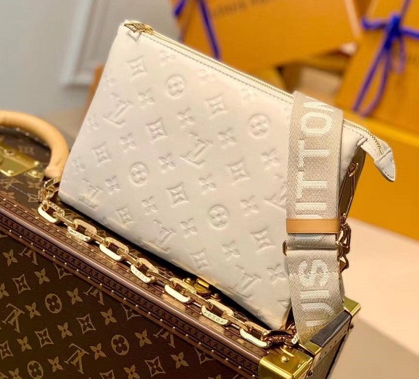 Женская кожаная сумка Louis Vuitton Coussin PM молочная