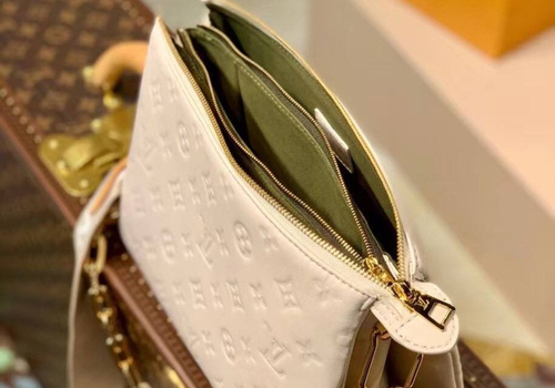 Женская кожаная сумка Louis Vuitton Coussin PM молочная