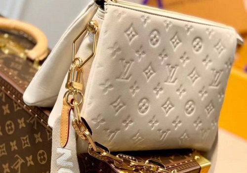 Женская кожаная сумка Louis Vuitton Coussin PM молочная