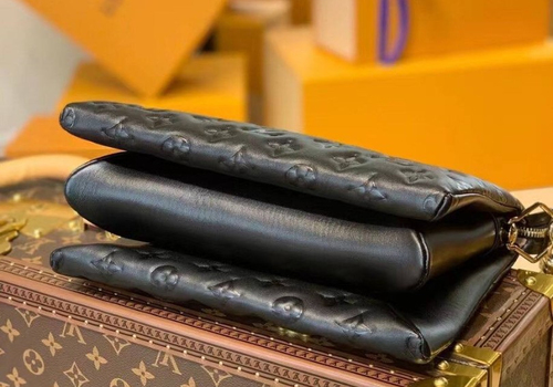 Женская кожаная сумка Louis Vuitton Coussin PM черная