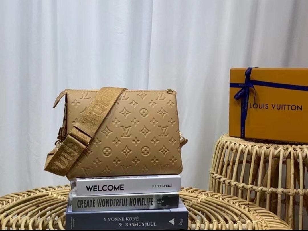 Женская сумка Louis Vuitton Coussin PM бежевая
