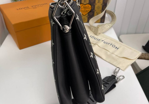 Женская кожаная сумка Louis Vuitton Coussin MM черная