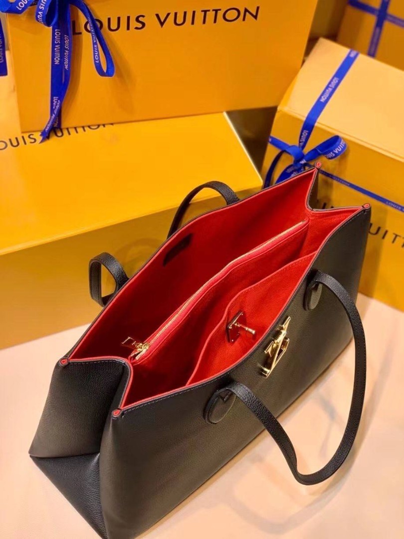 Кожаная сумка Louis Vuitton Lockme Shopper черная