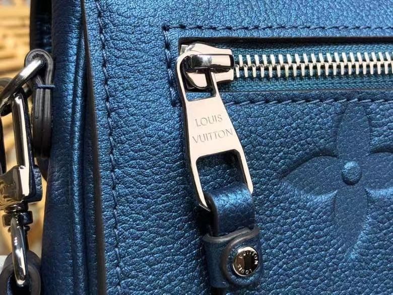 Кожаная синяя сумка Louis Vuitton Pochette Metis