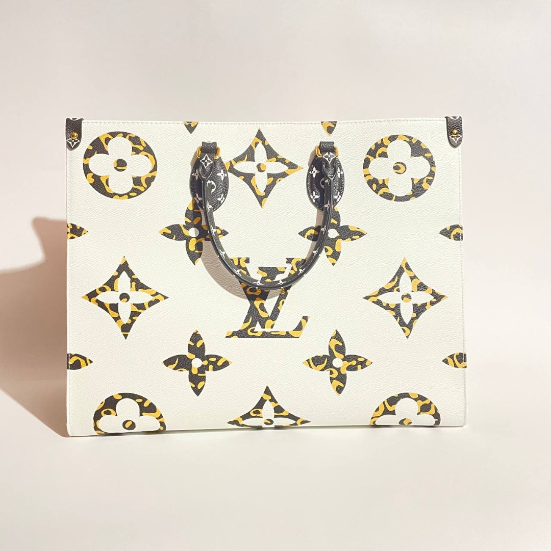 Женская кожаная белая сумка Louis Vuitton Onthego MM