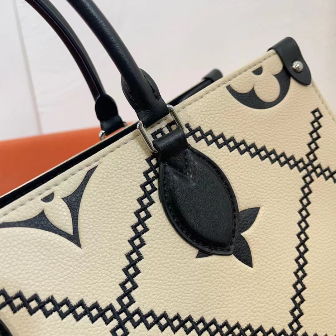Женская сумка Louis Vuitton Onthego MM молочная
