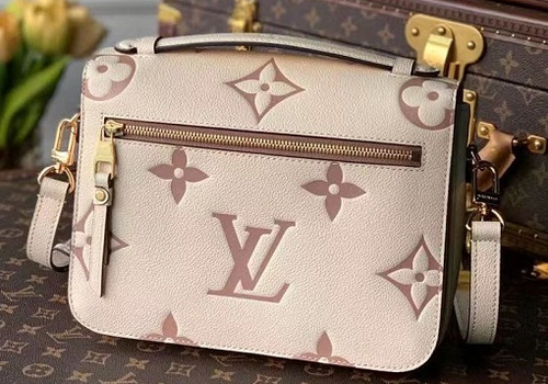 Кожаная белая сумка Louis Vuitton Pochette Metis