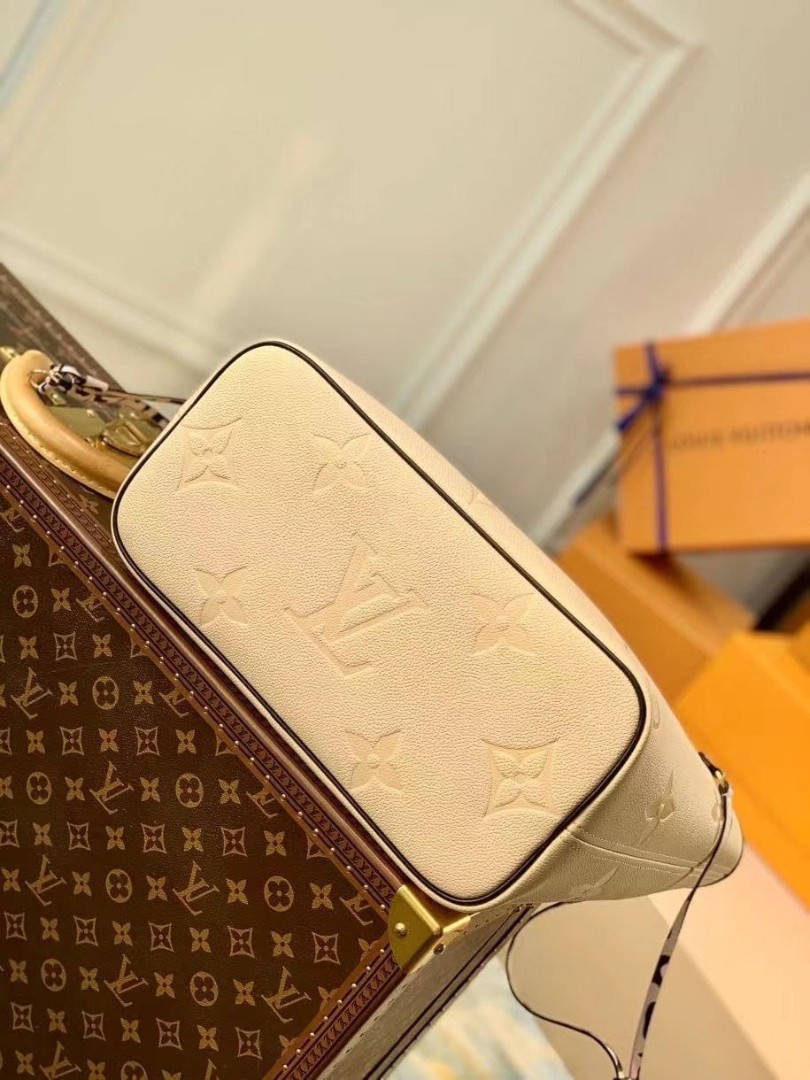 Женская кожаная сумка Louis Vuitton NeverFull MM белая