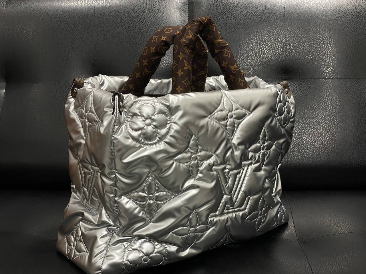 Женская сумка Louis Vuitton On The Go серебро