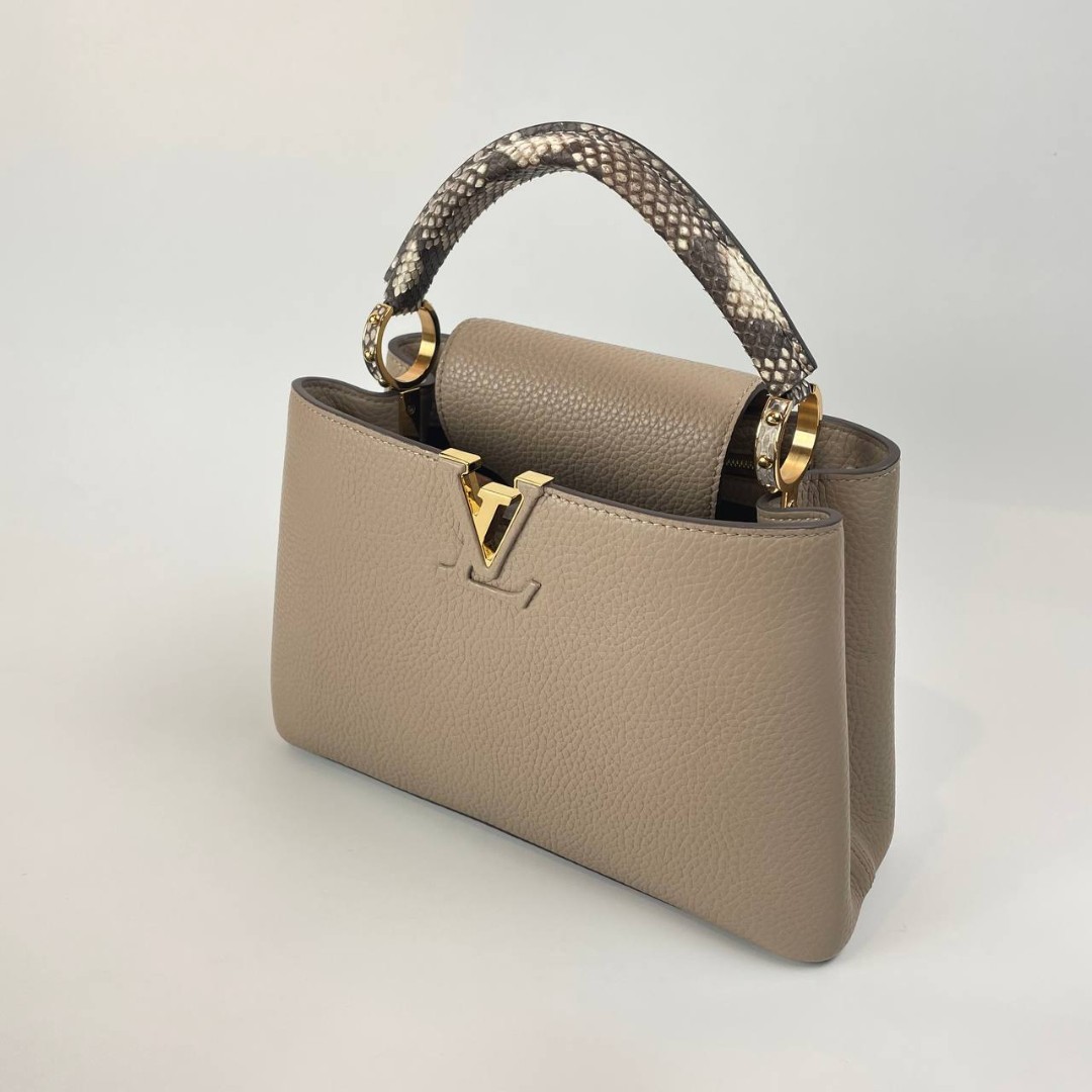 Кожаная сумка Louis Vuitton Capucines BB бежевая