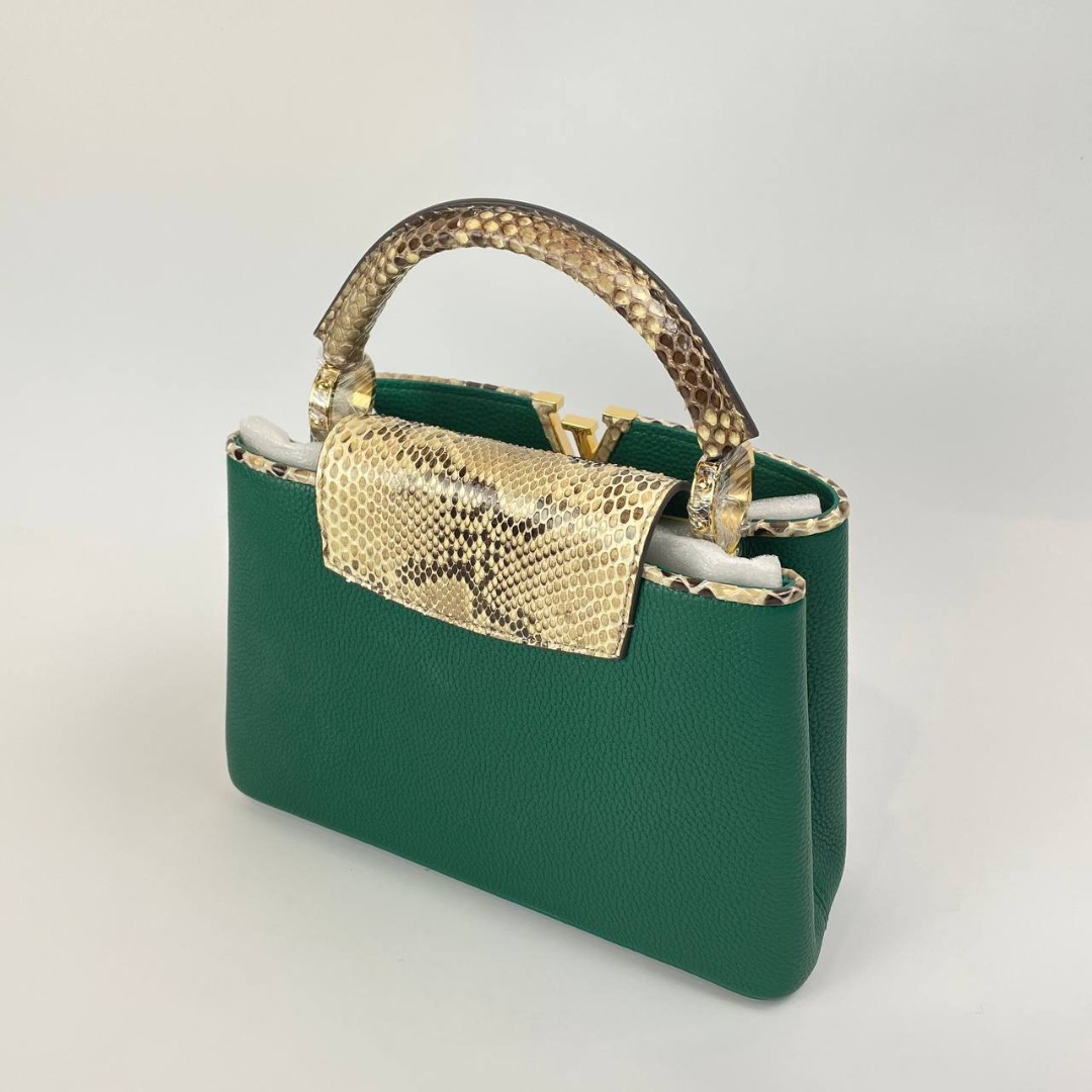 Кожаная сумка Louis Vuitton Capucines BB зеленая