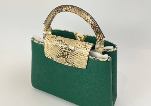Кожаная сумка Louis Vuitton Capucines BB зеленая