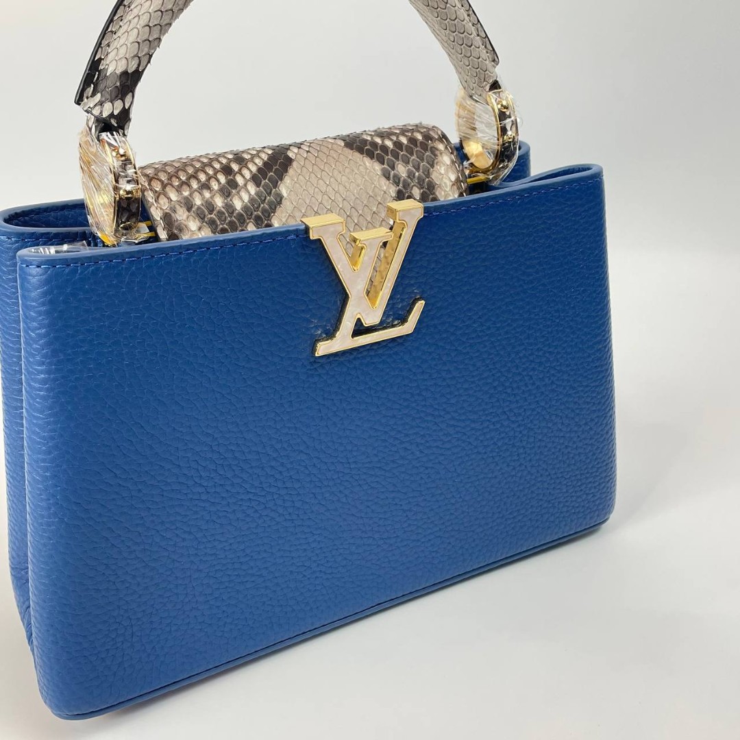 Кожаная сумка Louis Vuitton Capucines BB синяя