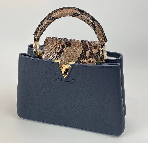 Кожаная сумка Louis Vuitton Capucines BB темно-синяя