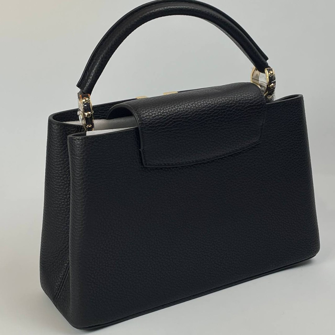 Кожаная черная сумка Louis Vuitton Capucines PM