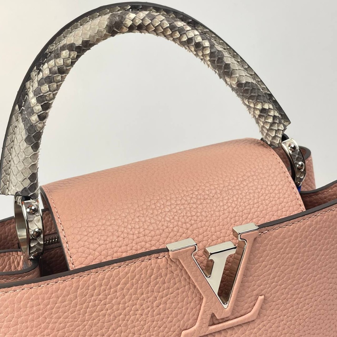 Кожаная сумка Louis Vuitton Capucines PM пудра