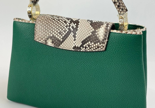 Кожаная сумка Louis Vuitton Capucines PM зеленая