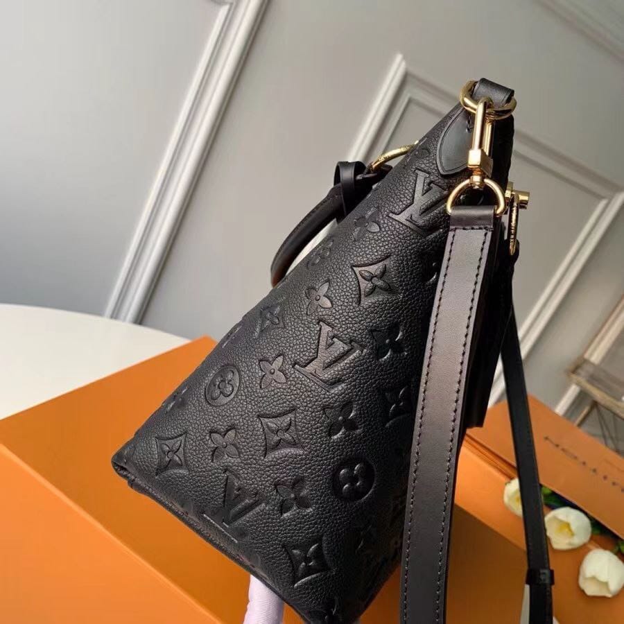 Кожаная сумка Louis Vuitton V Tote черная