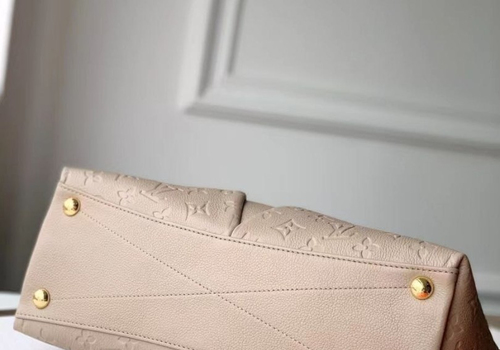 Кожаная сумка Louis Vuitton V Tote бежевая